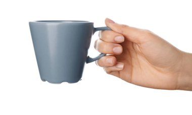 Beyaz arka planda boş bardak ile kadın eli