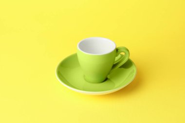 Renk arkaplanındaki boş fincan