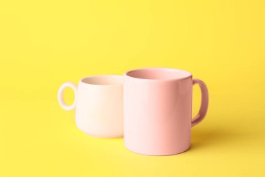 Renk arkaplanındaki boş bardaklar