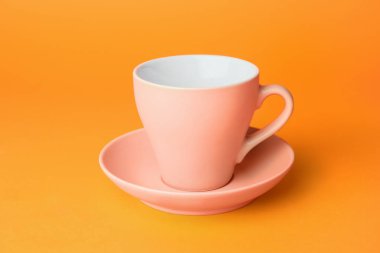 Renk arkaplanındaki boş fincan