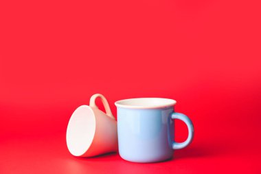 Renk arkaplanındaki boş bardaklar