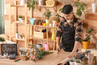 Dükkanda çalışan Asyalı erkek çiçekçi.