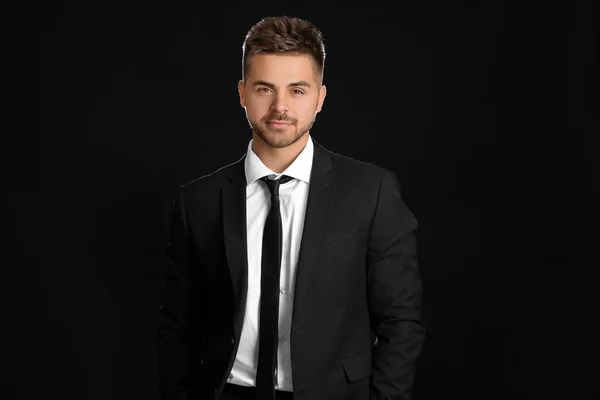 Retrato Joven Hombre Negocios Guapo Sobre Fondo Oscuro —  Fotos de Stock