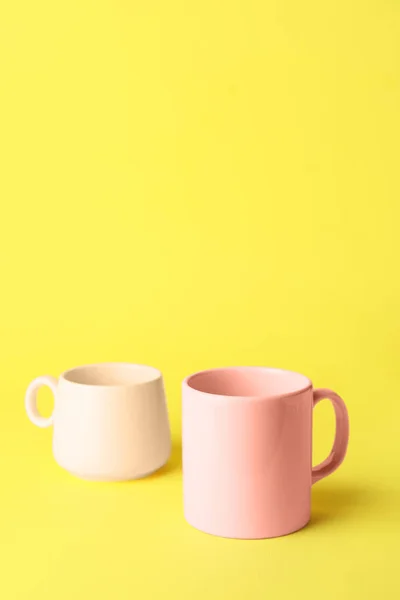 Пустые Чашки Цветном Фоне — стоковое фото