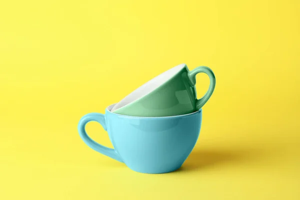Blanco Cups Kleur Achtergrond — Stockfoto