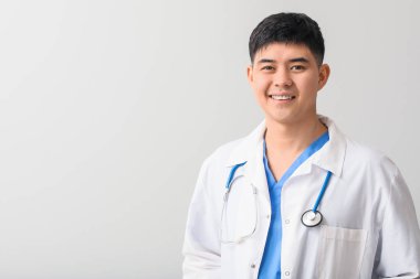 Hafif arka planda Asyalı erkek doktor