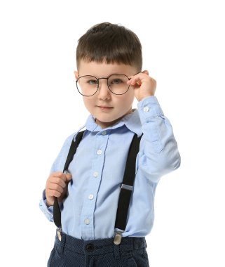 Beyaz arka planda sevimli küçük bir çocuk.