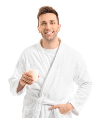 Beyaz arka planda bir bardak sütü olan genç adam.