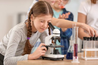 Sınıfta kimya dersinde öğrenciler.