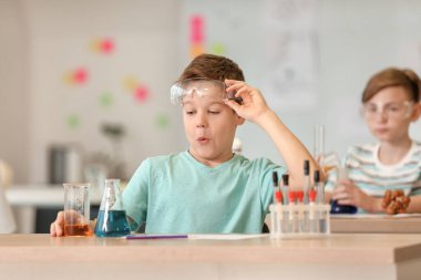 Sınıfta kimya dersinde öğrenci.