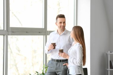 Genç meslektaşlarım ofiste kahve içiyorlar.