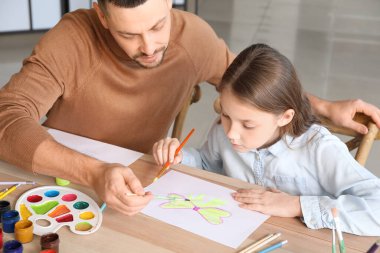 Okulda isteğe bağlı ders veren çizim öğretmeni.