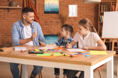 Okulda isteğe bağlı ders veren çizim öğretmeni.