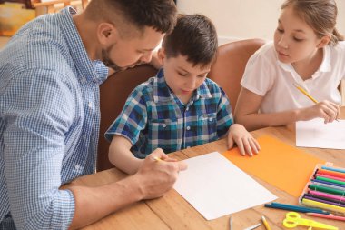 Okulda isteğe bağlı ders veren çizim öğretmeni.