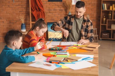 Okulda isteğe bağlı ders veren çizim öğretmeni.