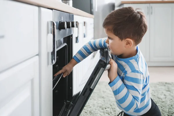 Menino Brincando Com Forno Elétrico Casa — Fotografia de Stock