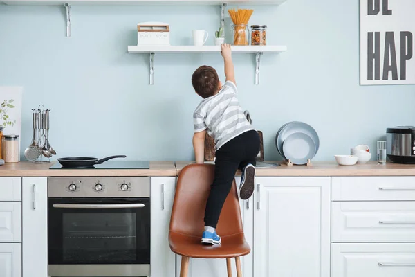 Kleine Jongen Probeert Thuis Naar Pasta Reiken — Stockfoto
