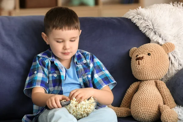 Lindo Niño Comiendo Palomitas Maíz Viendo Televisión Casa — Foto de Stock