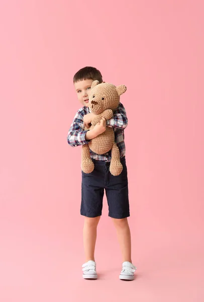 Schattig Jongetje Met Speelgoedbeer Kleur Achtergrond — Stockfoto