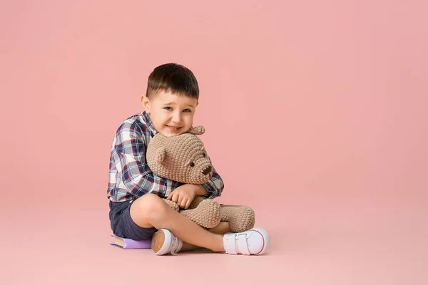 可爱的小男孩 带着彩色背景的玩具熊 — 图库照片