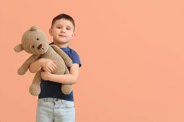 Schattig Jongetje Met Speelgoedbeer Kleur Achtergrond — Stockfoto