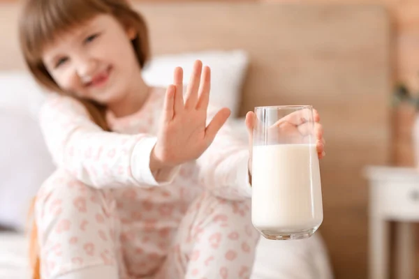 Κοριτσάκι Αλλεργία Στο Γάλα Στην Κρεβατοκάμαρα — Φωτογραφία Αρχείου