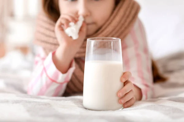 Gadis Kecil Sakit Dengan Flu Minum Susu Kamar Tidur — Stok Foto