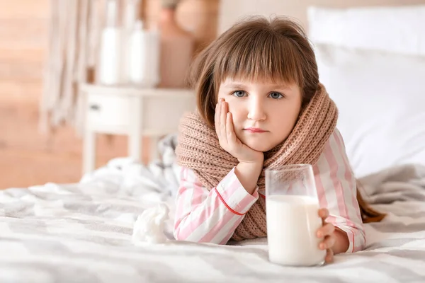 在卧室里有流感牛奶的小女孩 — 图库照片