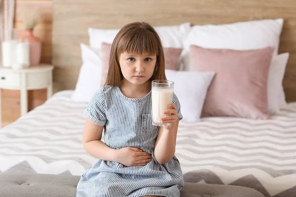 在卧室里对牛奶过敏的小女孩 — 图库照片