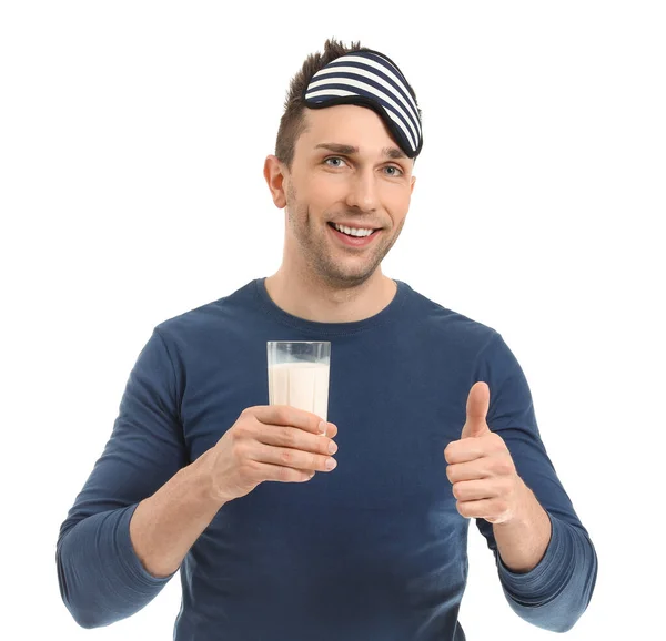 Junger Mann Mit Milchglas Und Schlafmaske Zeigt Daumen Hoch Geste — Stockfoto