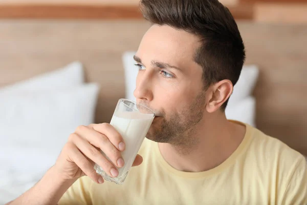 Junger Mann Trinkt Milch Schlafzimmer — Stockfoto