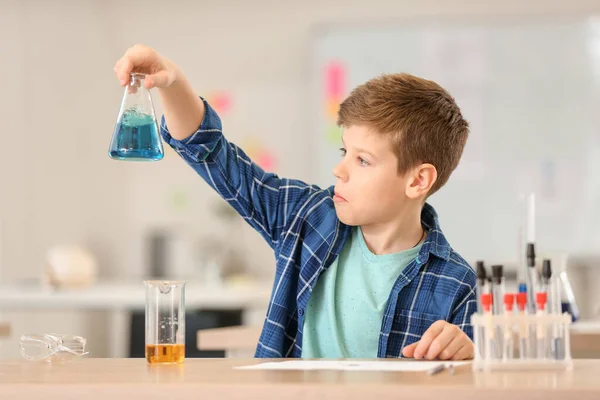 Aluno Aula Química Sala Aula — Fotografia de Stock