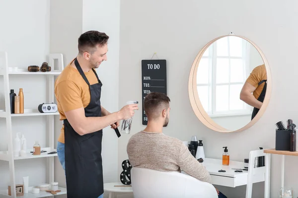 Coiffeur Masculin Travaillant Avec Client Dans Salon — Photo