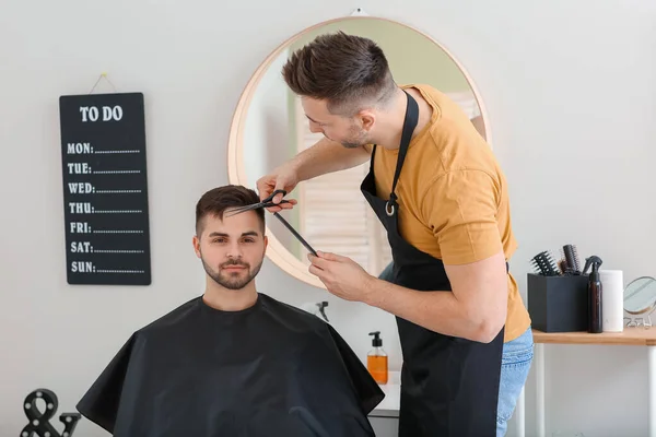 Męski Fryzjer Pracujący Klientem Salonie — Zdjęcie stockowe
