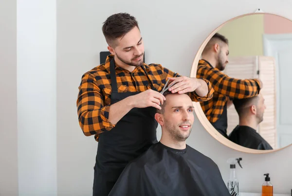 Męski Fryzjer Pracujący Klientem Salonie — Zdjęcie stockowe