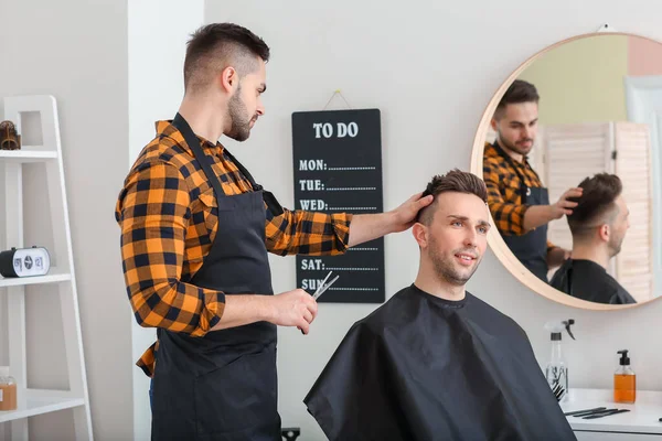 Coiffeur Masculin Travaillant Avec Client Dans Salon — Photo