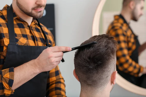 Mannelijke Kapper Die Samenwerkt Met Cliënt Salon — Stockfoto