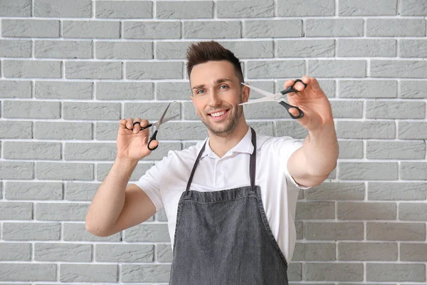 Male Hairdresser Brick Grey Background — Stock Photo, Image