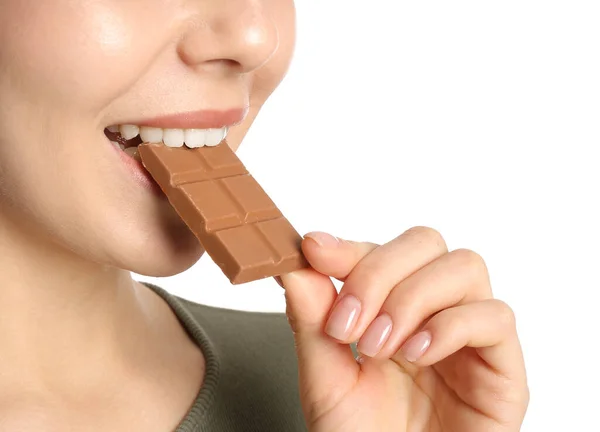 Schöne Junge Frau Isst Leckere Schokolade Auf Weißem Hintergrund Nahaufnahme — Stockfoto