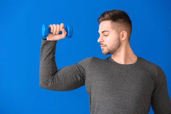 Jovem Desportivo Treinando Com Halteres Fundo Cor — Fotografia de Stock