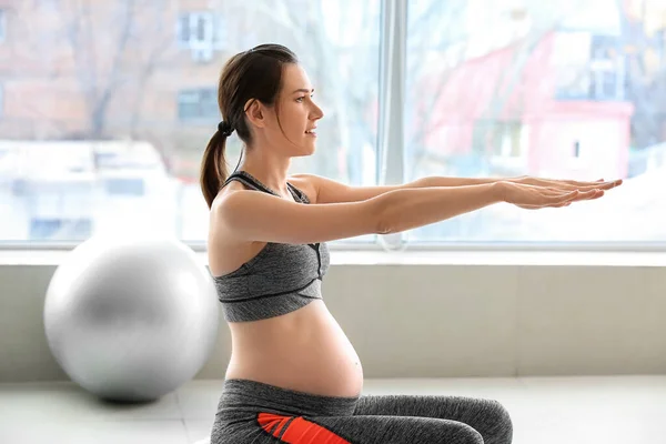 Mujer Embarazada Joven Entrenando Gimnasio — Foto de Stock