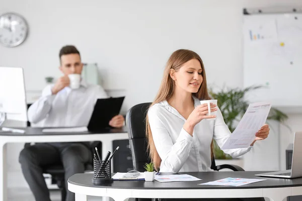 Jonge Vrouw Die Koffie Drinkt Terwijl Kantoor Werkt — Stockfoto