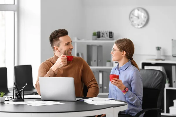 Young Colleagues Drinking Coffee While Working Office — Stock Photo, Image