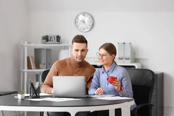 Young Colleagues Drinking Coffee While Working Office — Stock Photo, Image