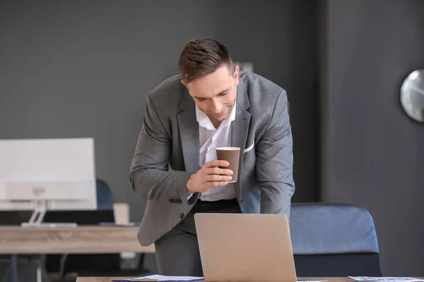 Young Man Drinking Coffee While Working Office — Stock Photo, Image