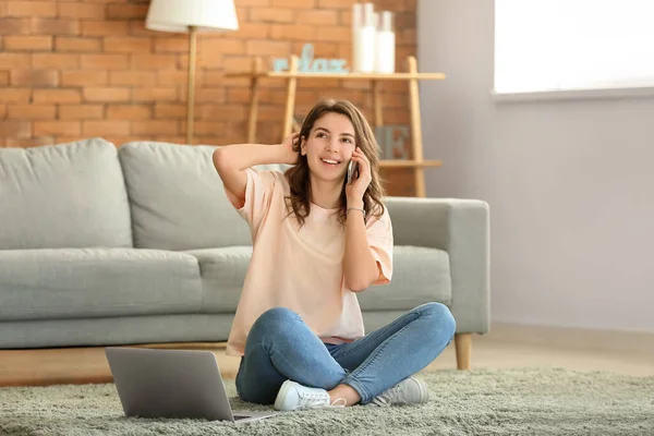 Vacker Ung Flicka Pratar Telefon Hemma — Stockfoto