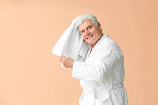 Älterer Mann Bademantel Und Mit Handtuch Auf Farbigem Hintergrund — Stockfoto