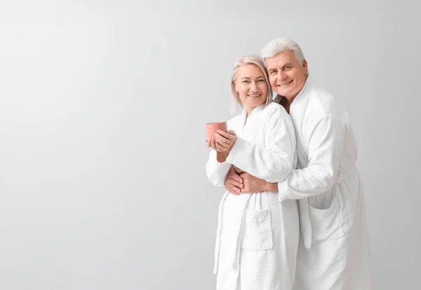 Pareja Madura Albornoces Sobre Fondo Gris — Foto de Stock