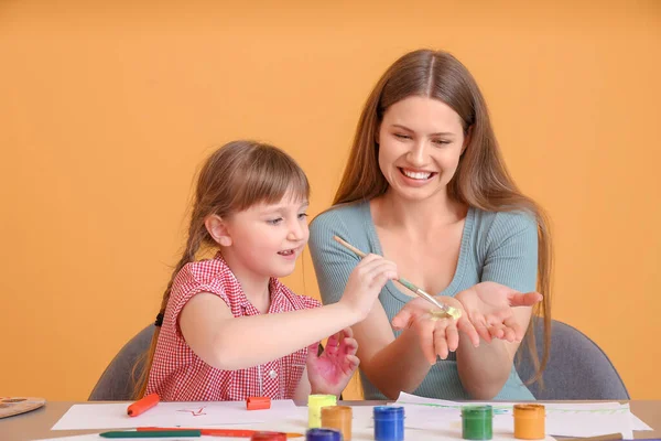 Insegnante Disegno Dando Lezioni Private Arte Alla Bambina Sfondo Colori — Foto Stock