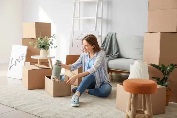 Ung Kvinne Pakker Flytteesker Sitt Nye Hjem – stockfoto